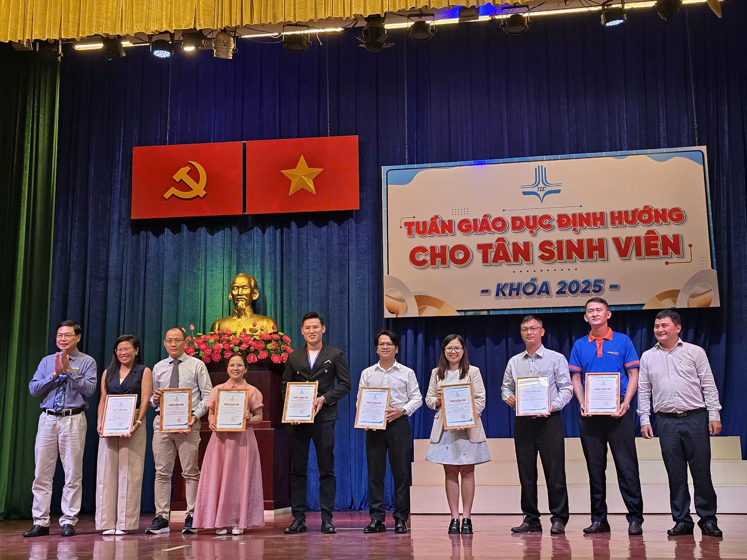 CHƯƠNG TRÌNH SINH HOẠT CHUYÊN SÂU GIỮA TÂN SINH VIÊN KHÓA 2025 KHOA KINH TẾ VỚI LÃNH ĐẠO KHOA VÀ CỐ VẤN HỌC TẬP